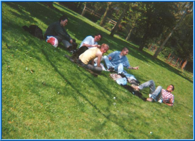 Alfredo, Filippo, Alison, Michele ed io a pranzo nel parco naturale.